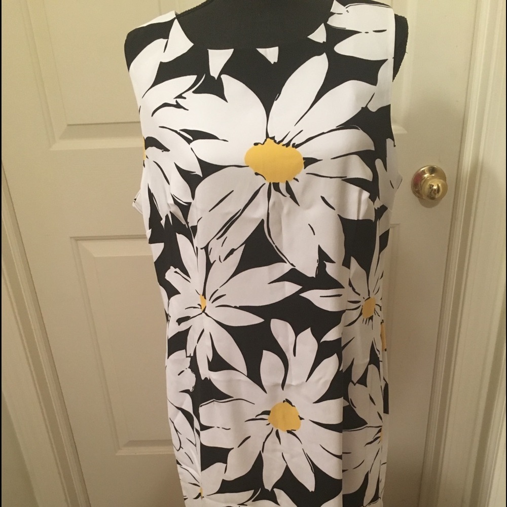 NWOT AUTHENTIC NORTH STYLE ☀️ FLOWER WHITE DRESS
